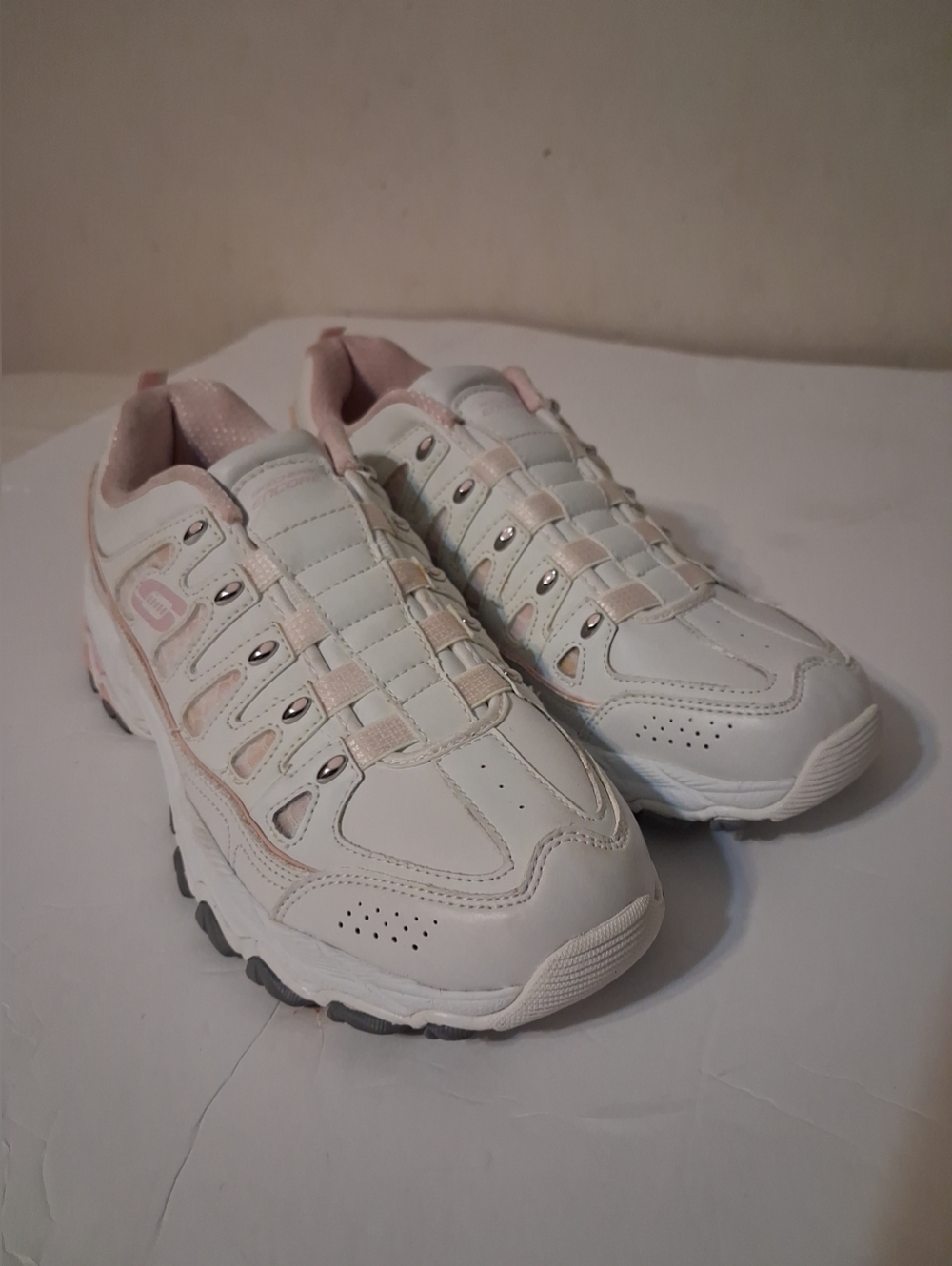 Women's Skechers Encore Pink And White Hands Free Slip In Shoes Size 7.5